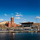 CARDIFF PAR LA TERRE ET DEPUIS LES EAUX